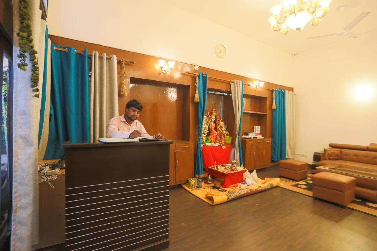 Oyo 62702 Golden Home Stay Нью-Делі Екстер'єр фото
