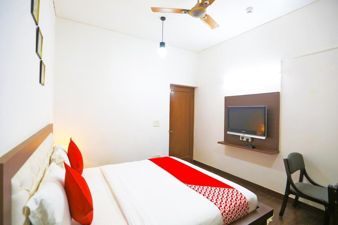Oyo 62702 Golden Home Stay Нью-Делі Екстер'єр фото